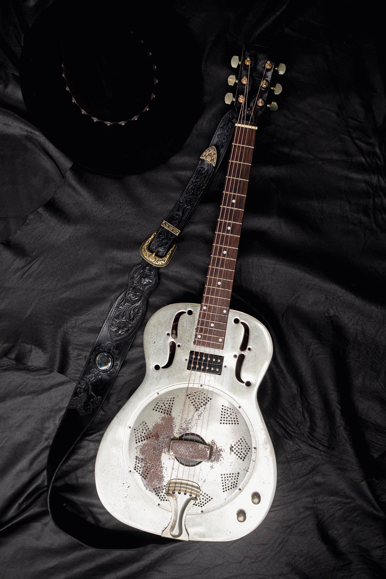 Black Magic Guitar Strap with Labradorite